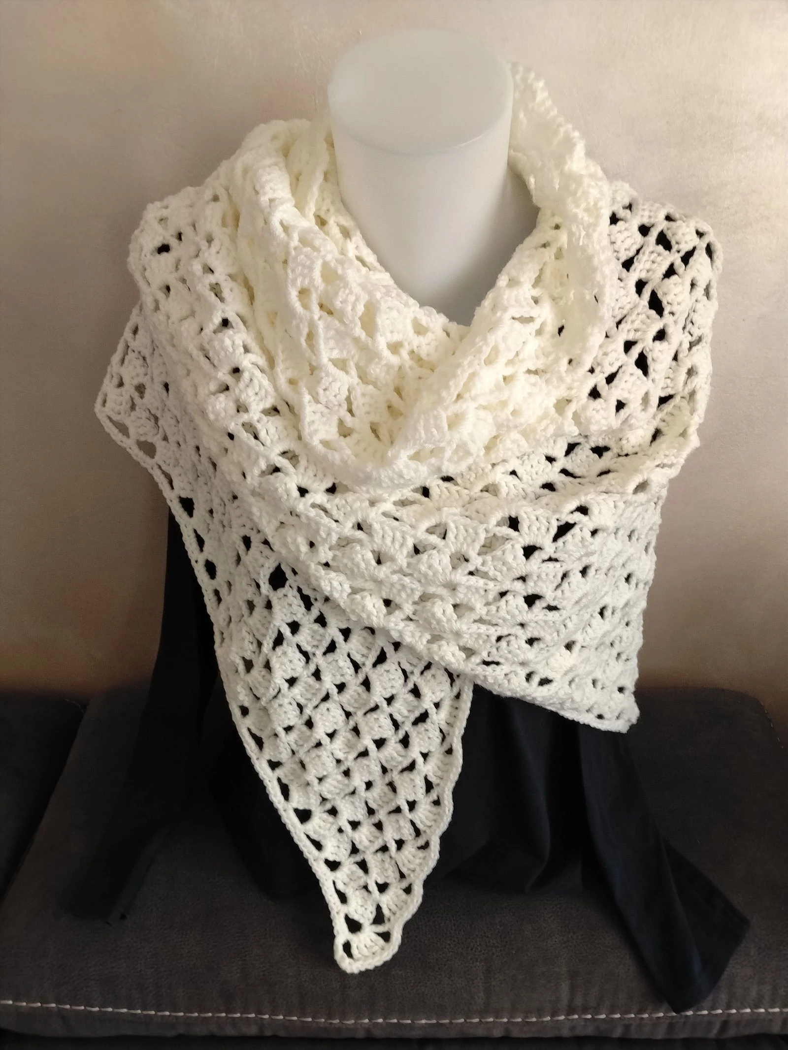 Châle blanc écru fait main au crochet — Point ajouré & asymétrique